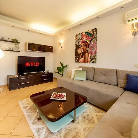 1br With Jacuzzi Near Herastrau: Ideal Getaway Bucarest