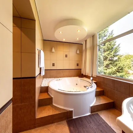1br With Jacuzzi Near Herastrau: Ideal Getaway Apartamento
