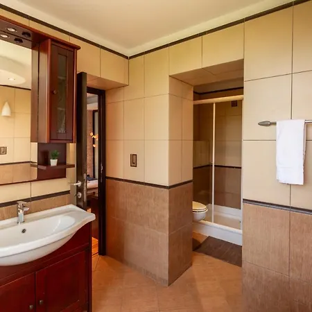 Apartamento 1br With Jacuzzi Near Herastrau: Ideal Getaway