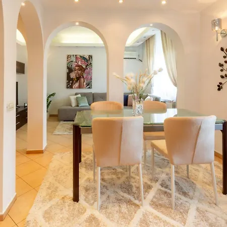 1br With Jacuzzi Near Herastrau: Ideal Getaway Apartamento