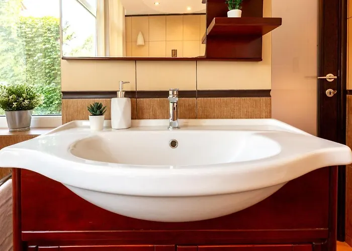 1br With Jacuzzi Near Herastrau: Ideal Getaway Apartment
