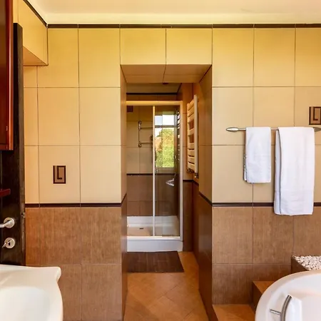 1br With Jacuzzi Near Herastrau: Ideal Getaway