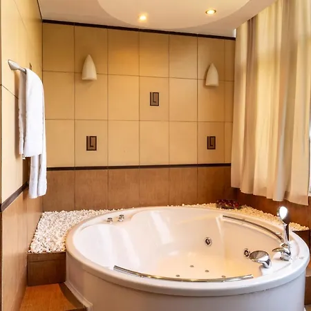 Apartman 1br With Jacuzzi Near Herastrau: Ideal Getaway