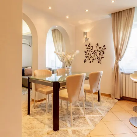 1br With Jacuzzi Near Herastrau: Ideal Getaway