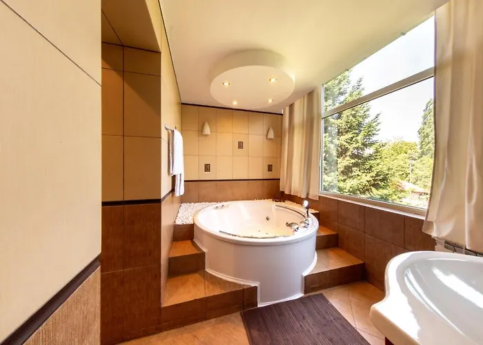 1br With Jacuzzi Near Herastrau: Ideal Getaway Apartment