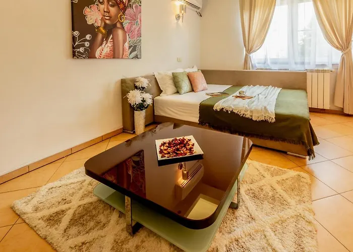 1br With Jacuzzi Near Herastrau: Ideal Getaway