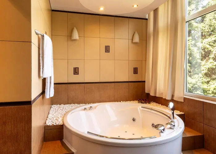 Apartament 1br With Jacuzzi Near Herastrau: Ideal Getaway