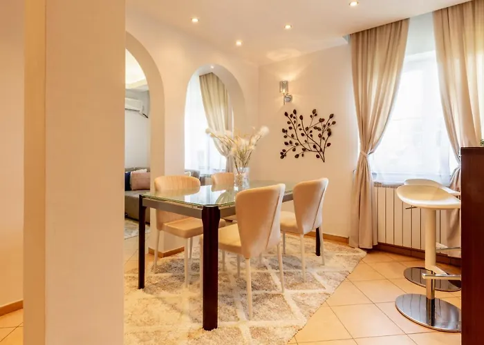 1br With Jacuzzi Near Herastrau: Ideal Getaway